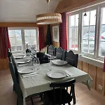 Authentic Norwegian For 8 With Fireplaces & Modern Comfort Near Slopes شاليه *