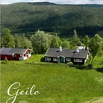 Authentic Norwegian For 8 With Fireplaces & Modern Comfort Near Slopes *