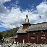 Authentic Norwegian For 8 With Fireplaces & Modern Comfort Near Slopes شاليه *