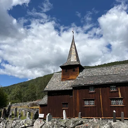 Authentic Norwegian For 8 With Fireplaces & Modern Comfort Near Slopes Chaleter *