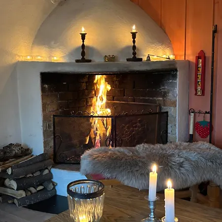 Authentic Norwegian For 8 With Fireplaces & Modern Comfort Near Slopes Geilo