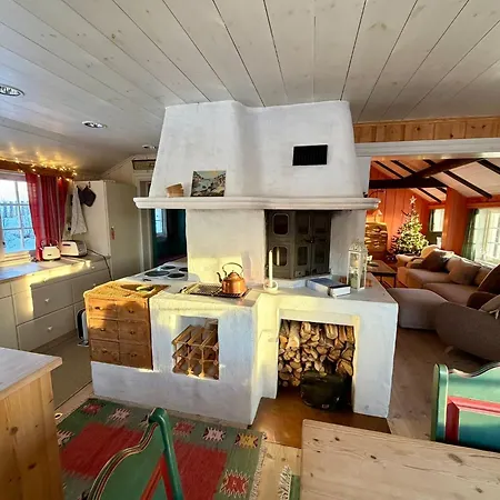Authentic Norwegian For 8 With Fireplaces & Modern Comfort Near Slopes Σαλέ
