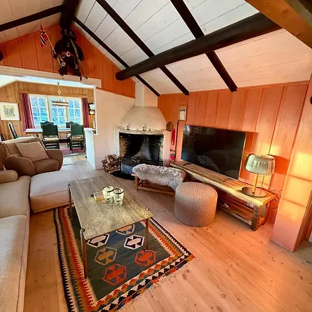 Authentic Norwegian For 8 With Fireplaces & Modern Comfort Near Slopes *
