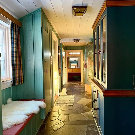 Authentic Norwegian For 8 With Fireplaces & Modern Comfort Near Slopes Σαλέ Geilo