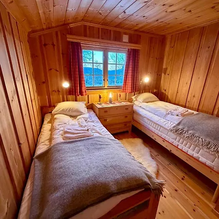 Authentic Norwegian For 8 With Fireplaces & Modern Comfort Near Slopes Σαλέ