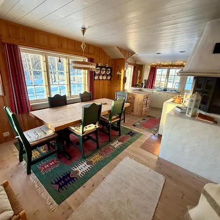 Authentic Norwegian For 8 With Fireplaces & Modern Comfort Near Slopes Chalet