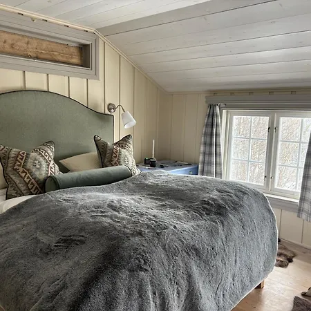 Authentic Norwegian For 8 With Fireplaces & Modern Comfort Near Slopes Σαλέ