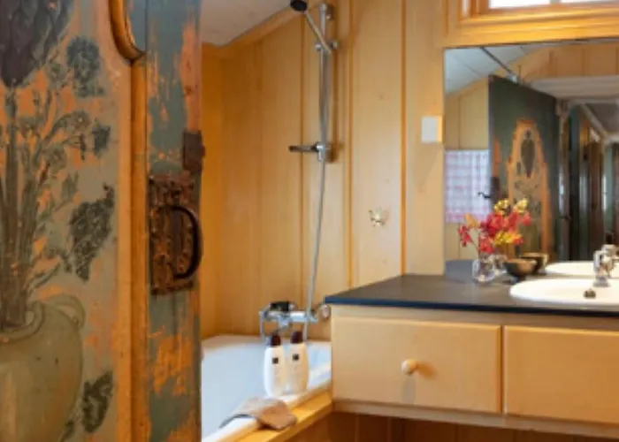 Authentic Norwegian For 8 With Fireplaces & Modern Comfort Near Slopes בקתה *