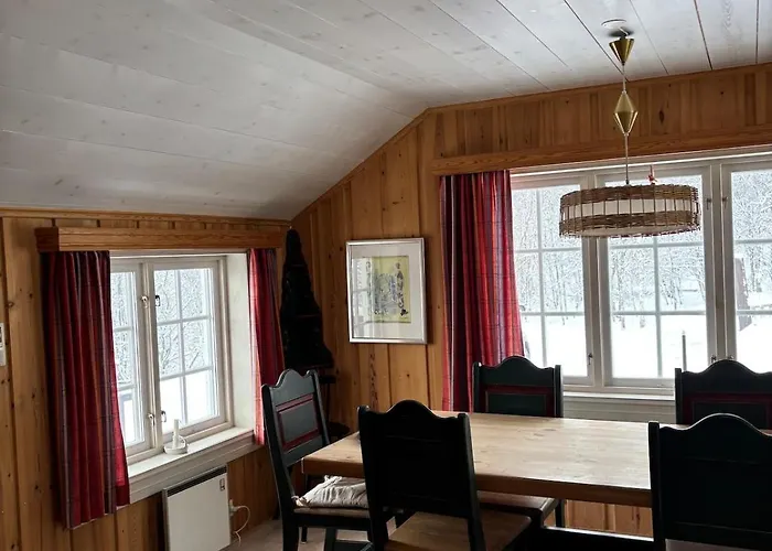 Authentic Norwegian For 8 With Fireplaces & Modern Comfort Near Slopes בקתה
