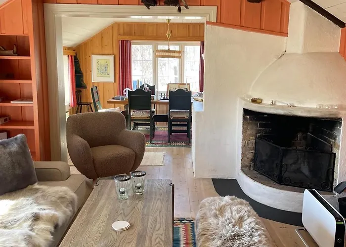 Authentic Norwegian For 8 With Fireplaces & Modern Comfort Near Slopes בקתה