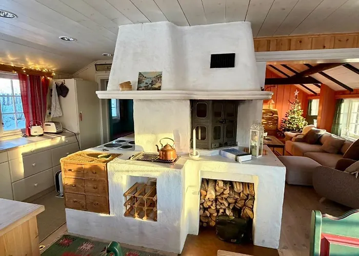 Authentic Norwegian For 8 With Fireplaces & Modern Comfort Near Slopes Chalet