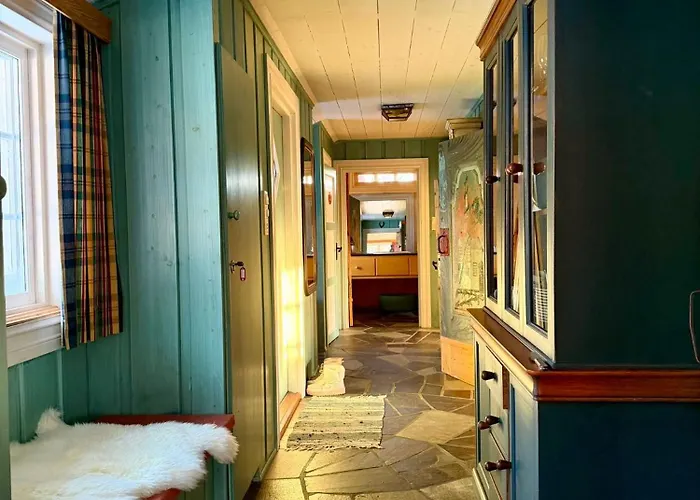 Authentic Norwegian For 8 With Fireplaces & Modern Comfort Near Slopes Chalet Geilo