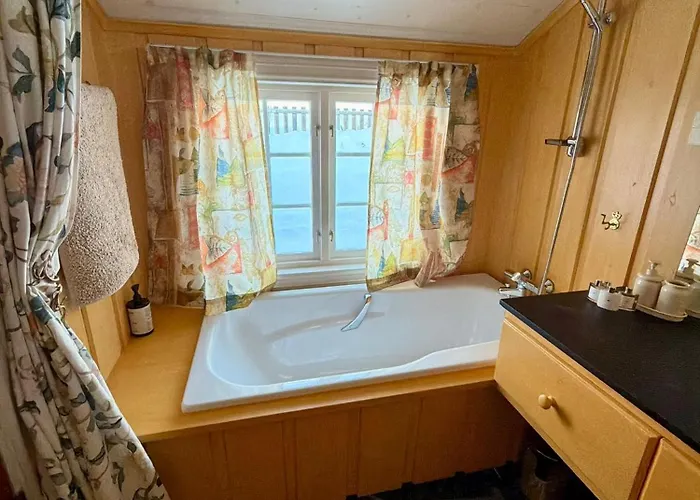 Chalet Authentic Norwegian For 8 With Fireplaces & Modern Comfort Near Slopes Geilo