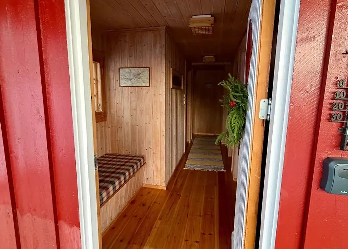 Chalet Authentic Norwegian For 8 With Fireplaces & Modern Comfort Near Slopes Geilo