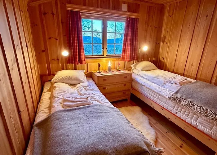 Authentic Norwegian For 8 With Fireplaces & Modern Comfort Near Slopes Chalet