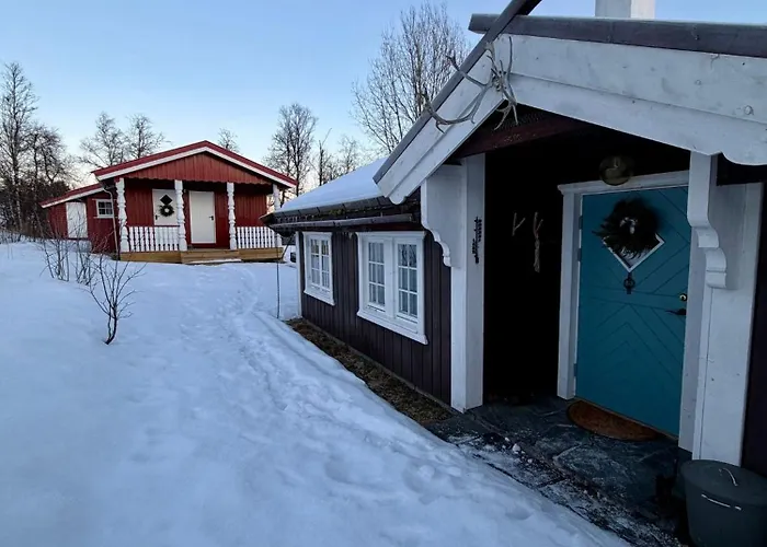 Authentic Norwegian For 8 With Fireplaces & Modern Comfort Near Slopes Chalet
