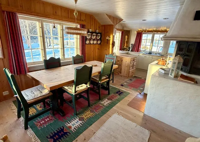 Authentic Norwegian For 8 With Fireplaces & Modern Comfort Near Slopes Chalet
